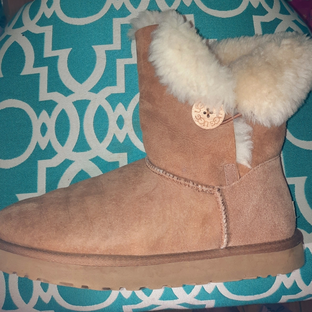 EUC Ladies Size 10 UGGS Bailey 1 button in Chestnut. - Picture 4 of 9